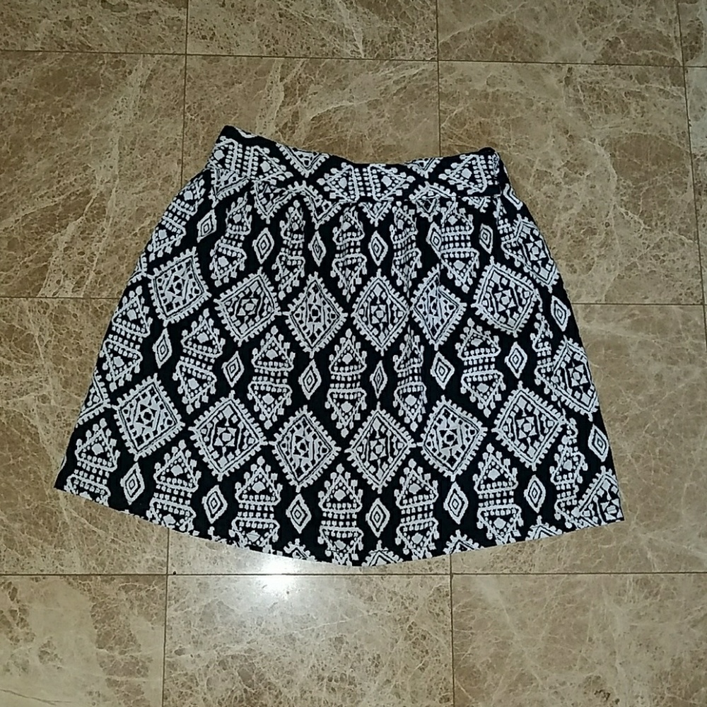 Black white pattern rayon skirt elastic waist L